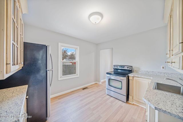 4211 Savage Dr, Louisville, KY 40216