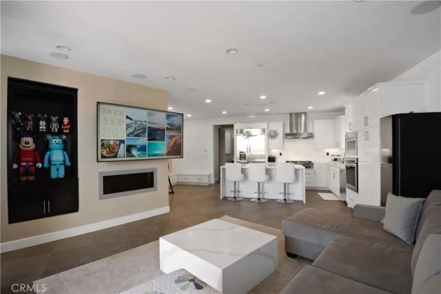 12837 N Seaglass, Los Angeles, CA 90094