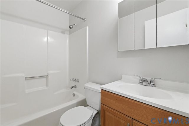 5571 Heatherhill Dr, North Chesterfield, VA 23234