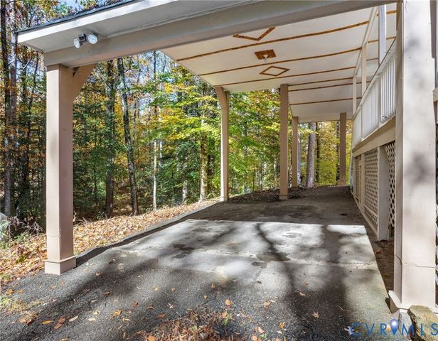 602 Red Maple Dr, Manakin Sabot, VA 23103