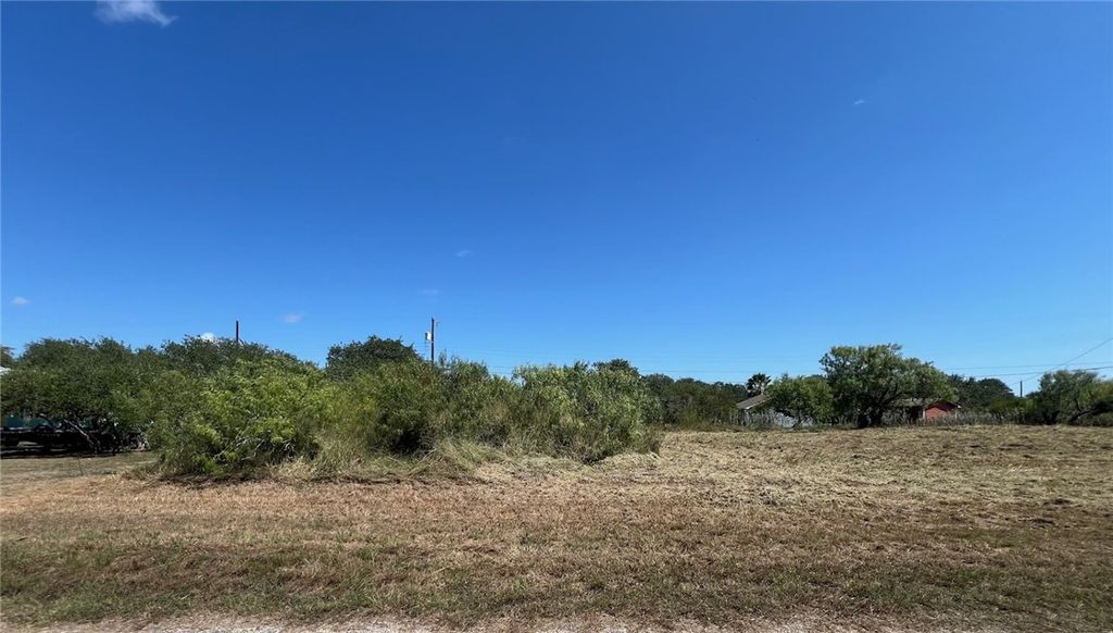 105 Pompano Dr, Rockport, TX 78382