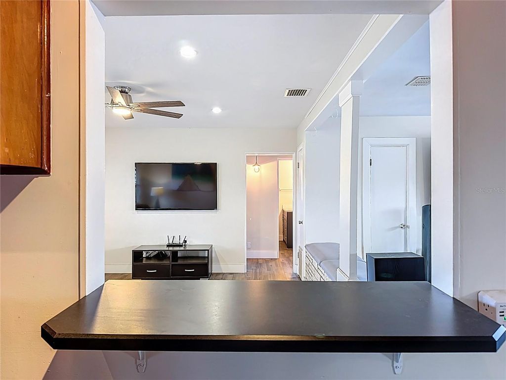 Image 7 of property listing at 512 N LAKEMONT AVENUE, Winter Park, FL 32792