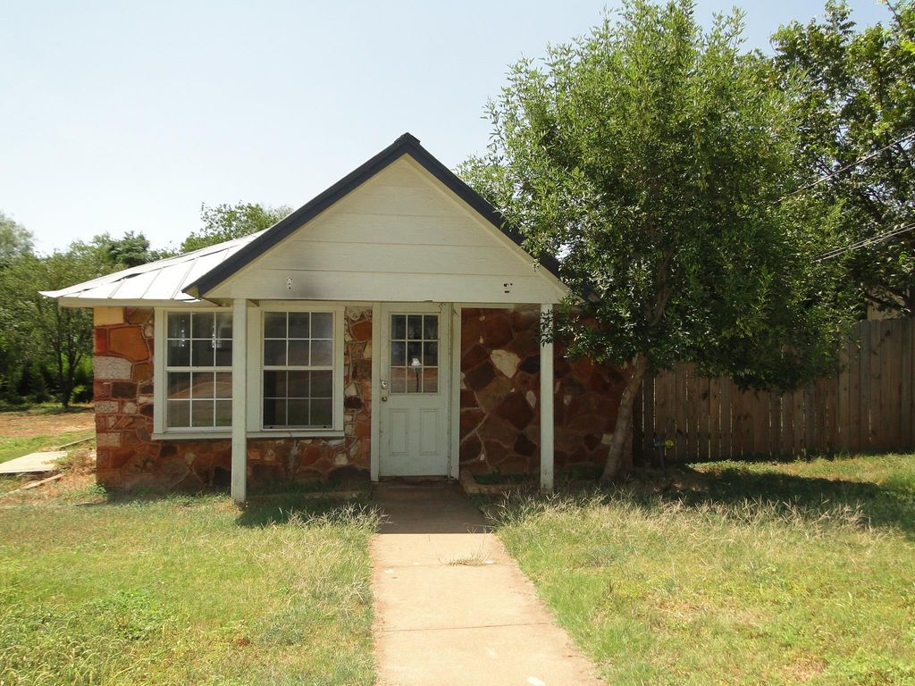 604 E Luce ST, Llano, TX 78643