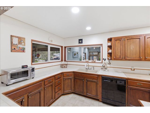 1115 JUNIPER St, Sweet Home, OR 97386