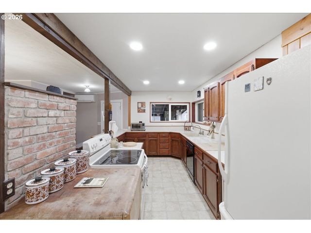 1115 JUNIPER St, Sweet Home, OR 97386