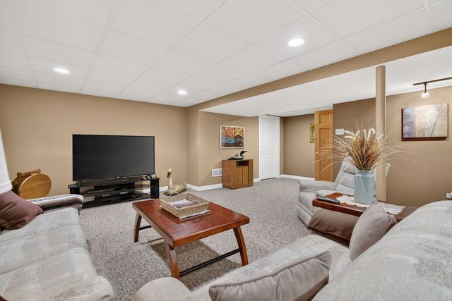 26525 S Lyndsay Drive, Channahon, IL 60410