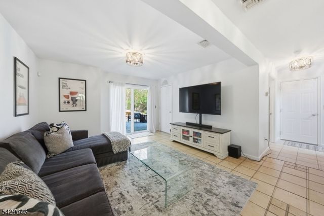 7 Brendona Ave, Hopatcong Boro, NJ 07874