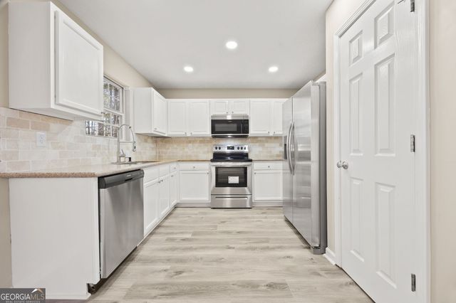 212 Knollside Court, Mcdonough, GA 30252