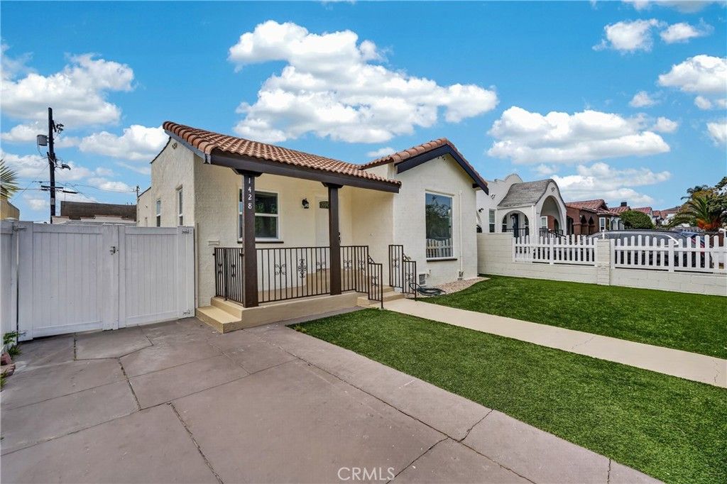 Image 2 of property listing at 1428 W 91st Street, Los Angeles, CA 90047