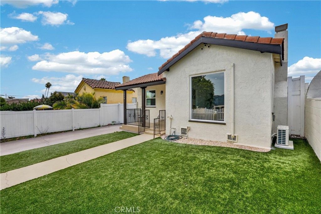 Image 3 of property listing at 1428 W 91st Street, Los Angeles, CA 90047