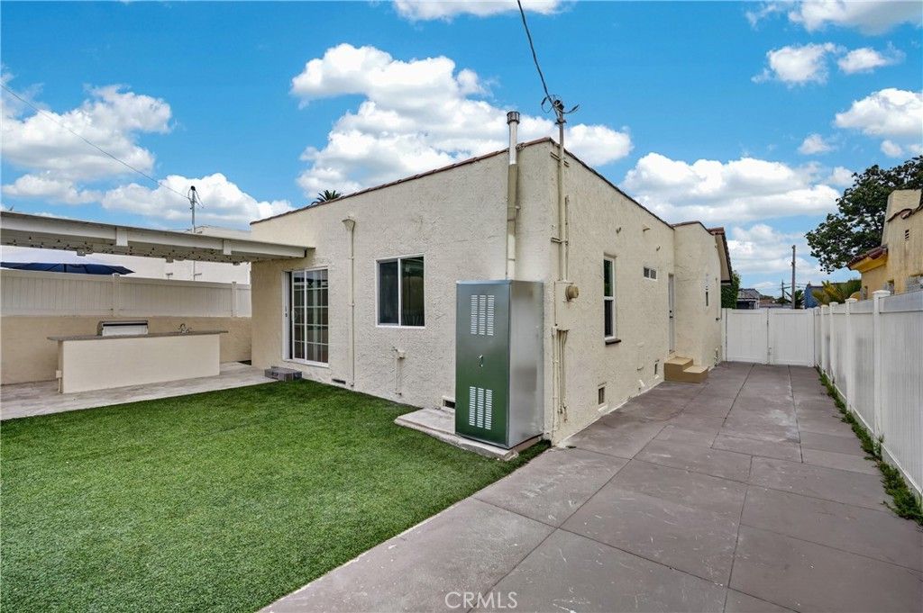 Image 37 of property listing at 1428 W 91st Street, Los Angeles, CA 90047