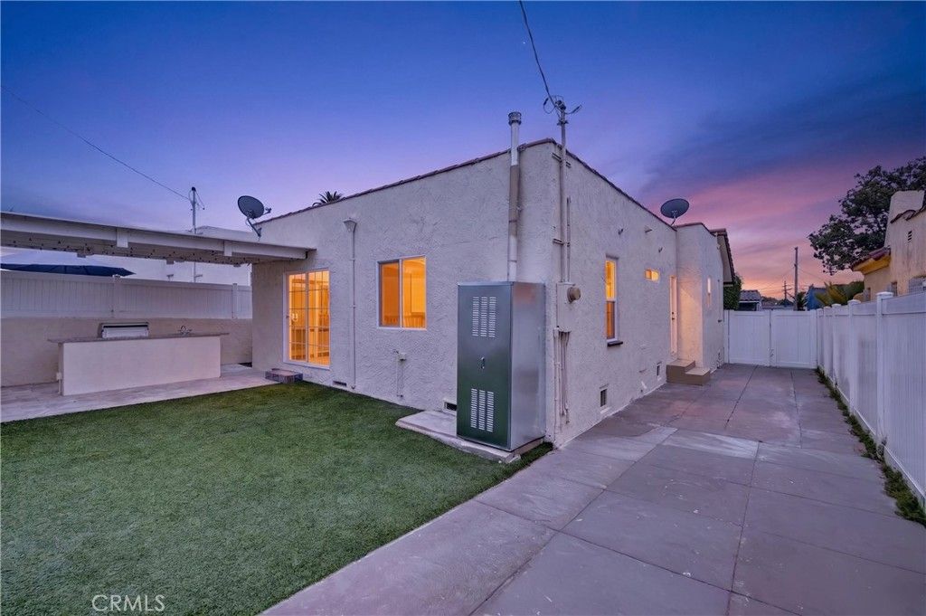 Image 38 of property listing at 1428 W 91st Street, Los Angeles, CA 90047