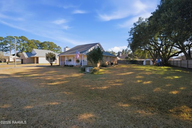 106 Twin Lakes Drive, Youngsville, LA 70592