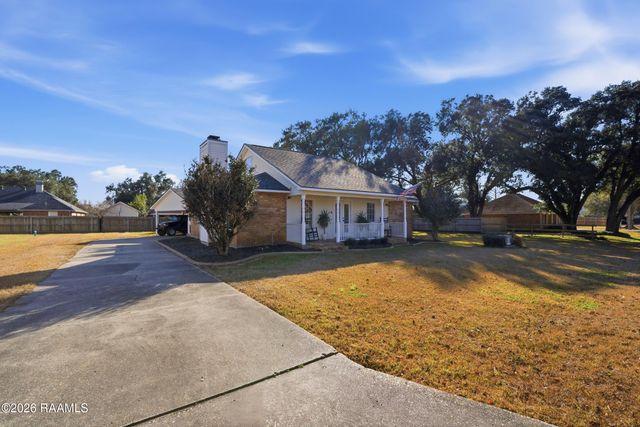 106 Twin Lakes Drive, Youngsville, LA 70592