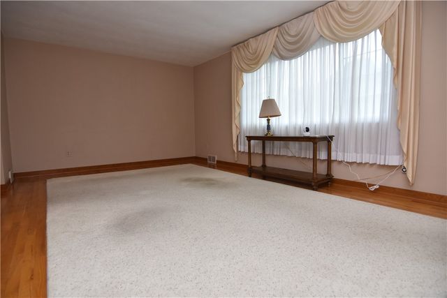 1150 Vivjon Dr, West Homestead, PA 15120
