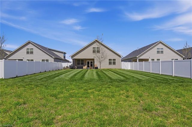 5138 Garnet Hill Drive, Clemmons, NC 27012
