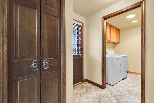 2550 Harmony CIRCLE, Brookfield, WI 53045