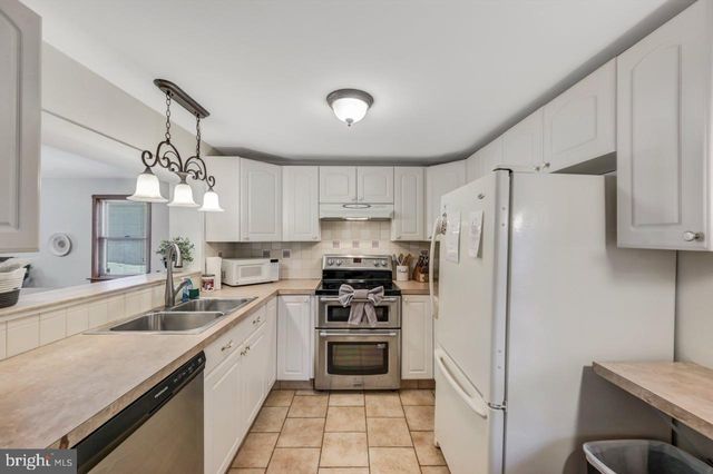 151 S LAKE DR, Lake Harmony, PA 18624