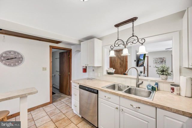 151 S LAKE DR, Lake Harmony, PA 18624