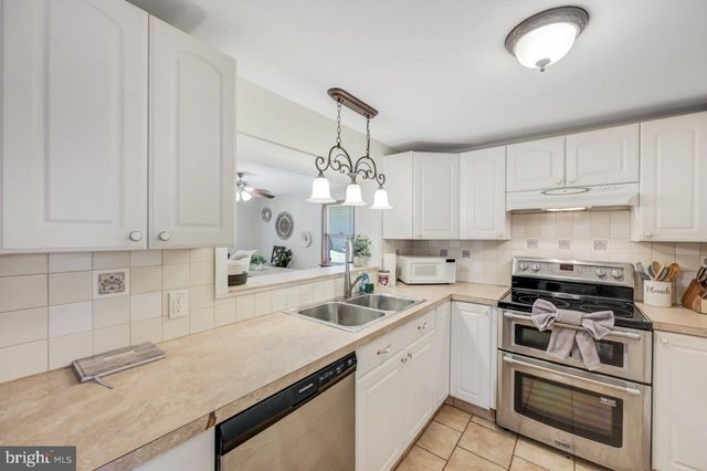 151 S LAKE DR, Lake Harmony, PA 18624