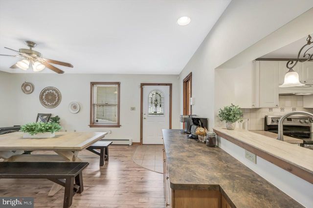 151 S LAKE DR, Lake Harmony, PA 18624