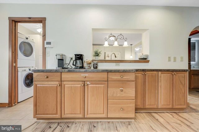 151 S LAKE DR, Lake Harmony, PA 18624