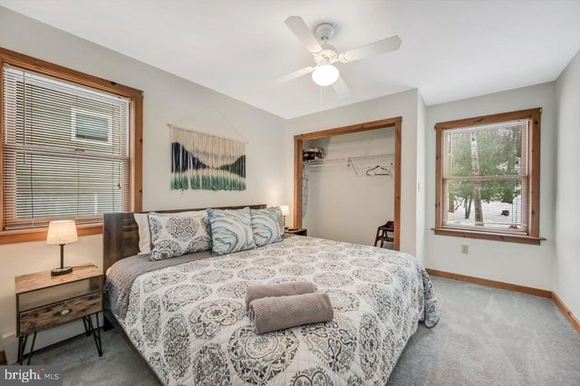 151 S LAKE DR, Lake Harmony, PA 18624