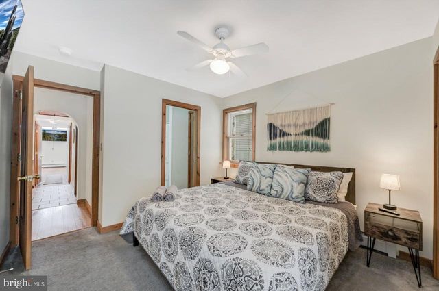 151 S LAKE DR, Lake Harmony, PA 18624