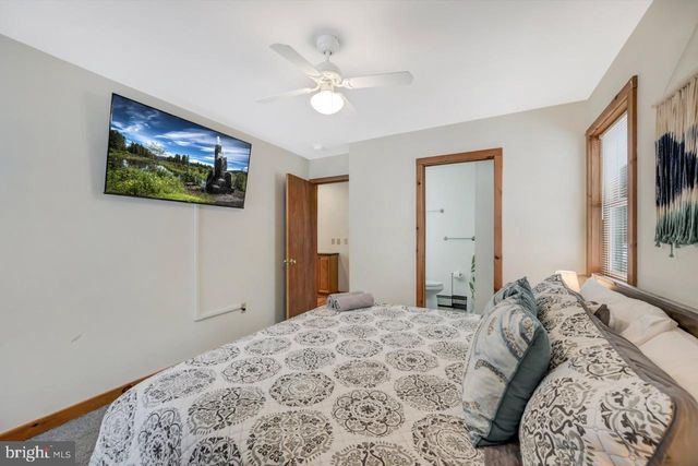 151 S LAKE DR, Lake Harmony, PA 18624