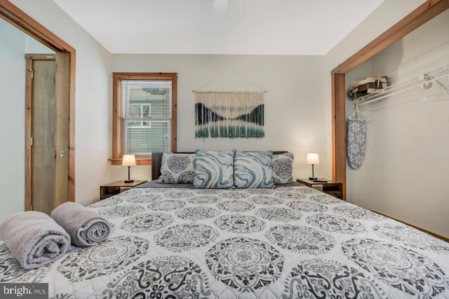 151 S LAKE DR, Lake Harmony, PA 18624