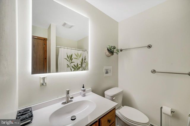 151 S LAKE DR, Lake Harmony, PA 18624