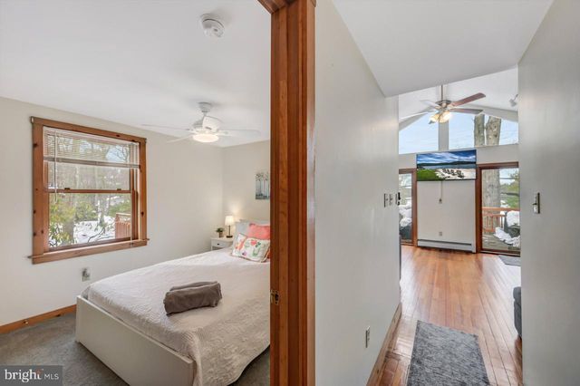 151 S LAKE DR, Lake Harmony, PA 18624