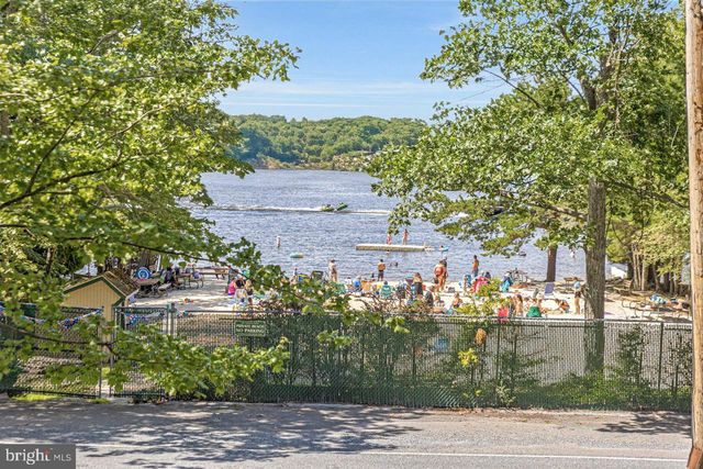 151 S LAKE DR, Lake Harmony, PA 18624