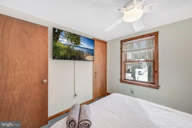 151 S LAKE DR, Lake Harmony, PA 18624