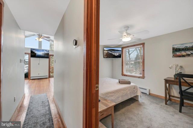 151 S LAKE DR, Lake Harmony, PA 18624