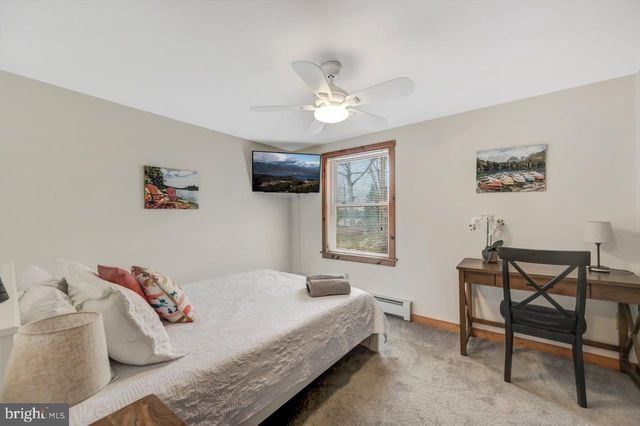 151 S LAKE DR, Lake Harmony, PA 18624