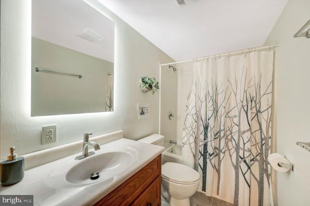 151 S LAKE DR, Lake Harmony, PA 18624