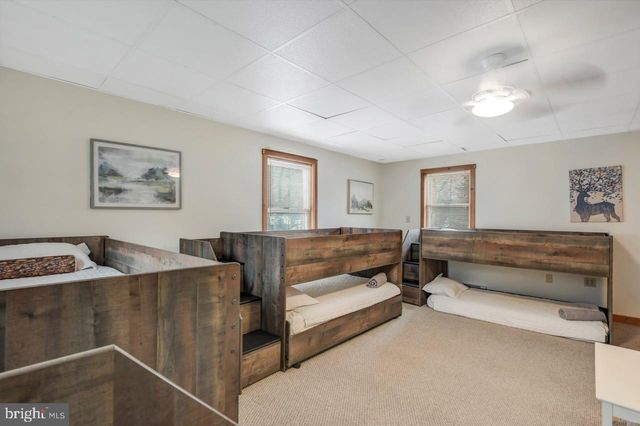 151 S LAKE DR, Lake Harmony, PA 18624