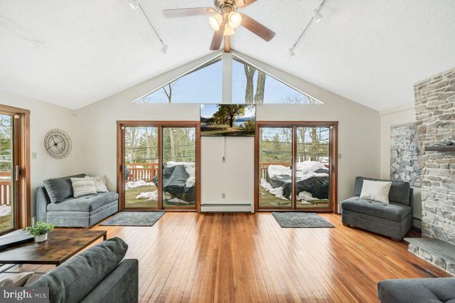 151 S LAKE DR, Lake Harmony, PA 18624