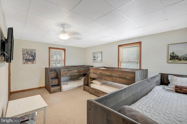 151 S LAKE DR, Lake Harmony, PA 18624