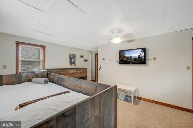 151 S LAKE DR, Lake Harmony, PA 18624