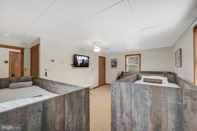 151 S LAKE DR, Lake Harmony, PA 18624