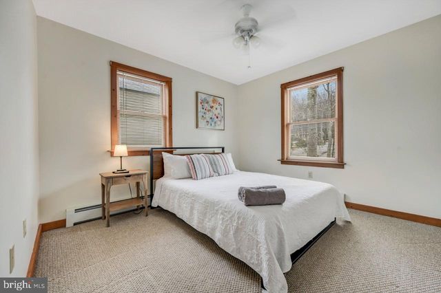 151 S LAKE DR, Lake Harmony, PA 18624