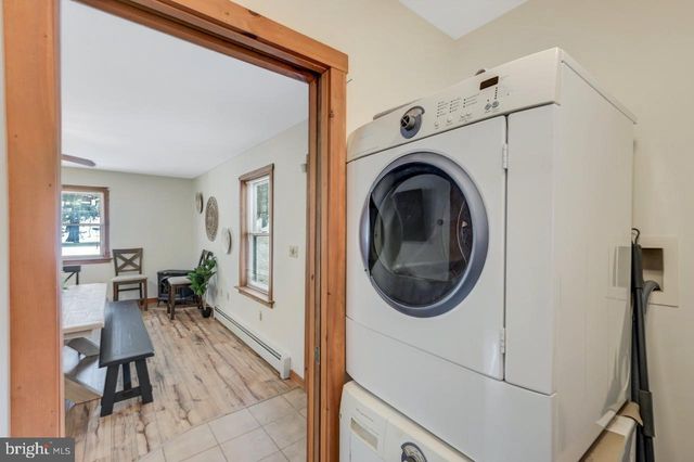 151 S LAKE DR, Lake Harmony, PA 18624