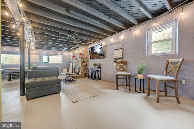 151 S LAKE DR, Lake Harmony, PA 18624