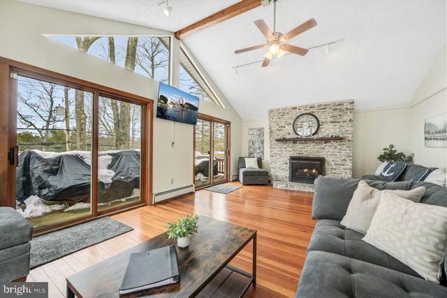 151 S LAKE DR, Lake Harmony, PA 18624