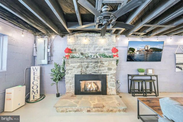 151 S LAKE DR, Lake Harmony, PA 18624