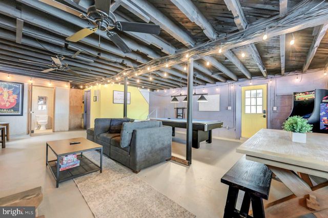 151 S LAKE DR, Lake Harmony, PA 18624