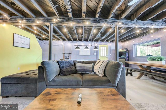 151 S LAKE DR, Lake Harmony, PA 18624