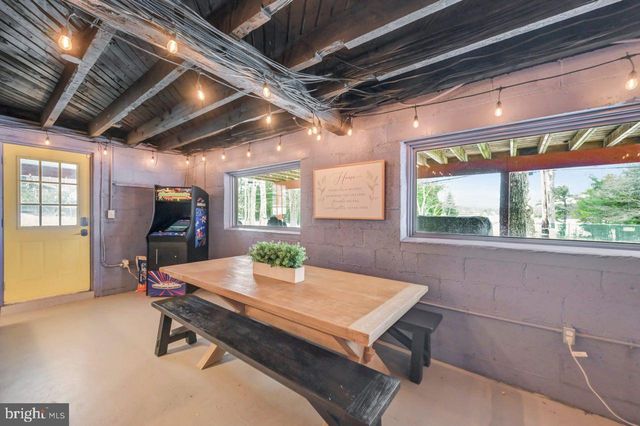 151 S LAKE DR, Lake Harmony, PA 18624